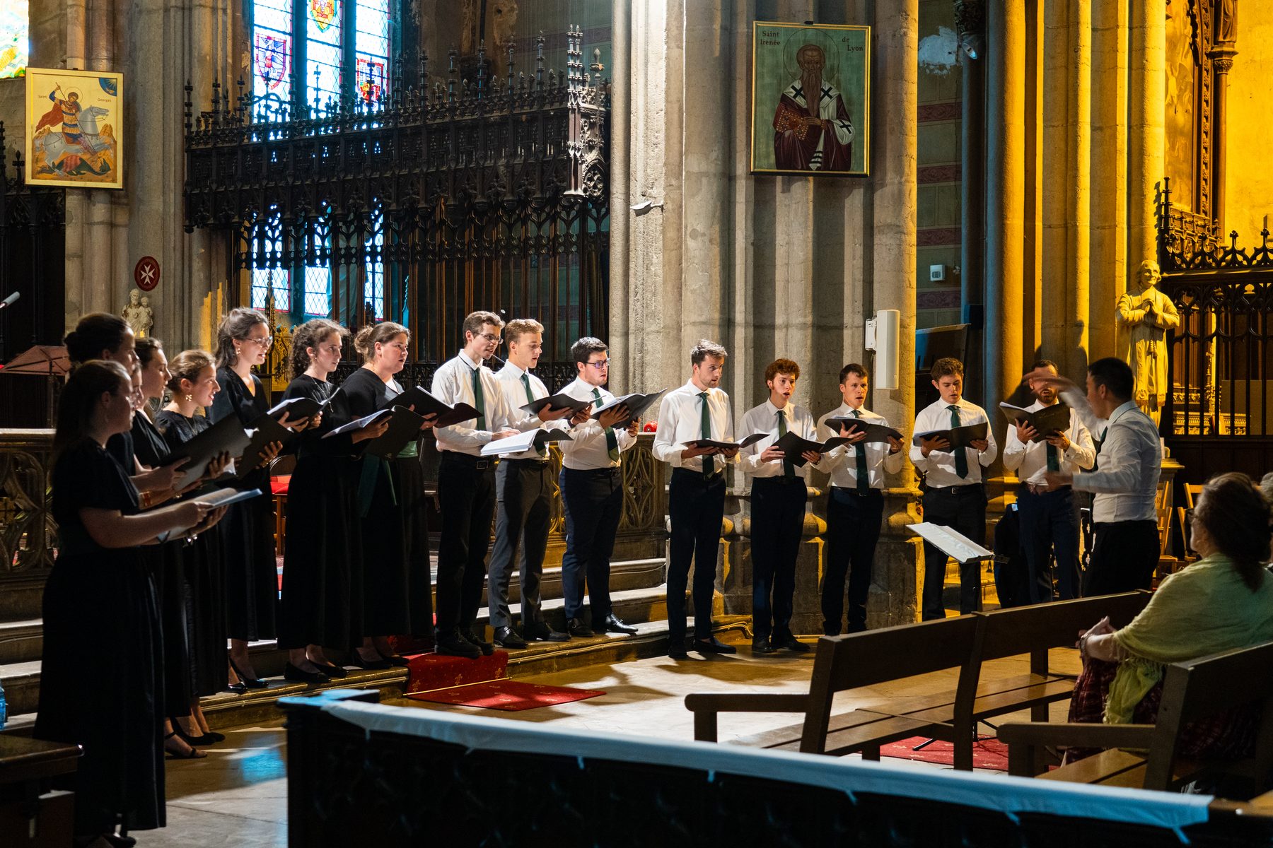L'ensemble en concert, chœur et chef devant l'autel de l'église Saint-Georges